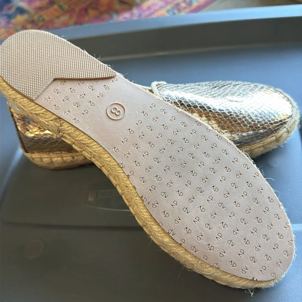 DV by Dolce Vita Tia Gold Snakeskin Espadrille Flats • Size 8 • Unworn